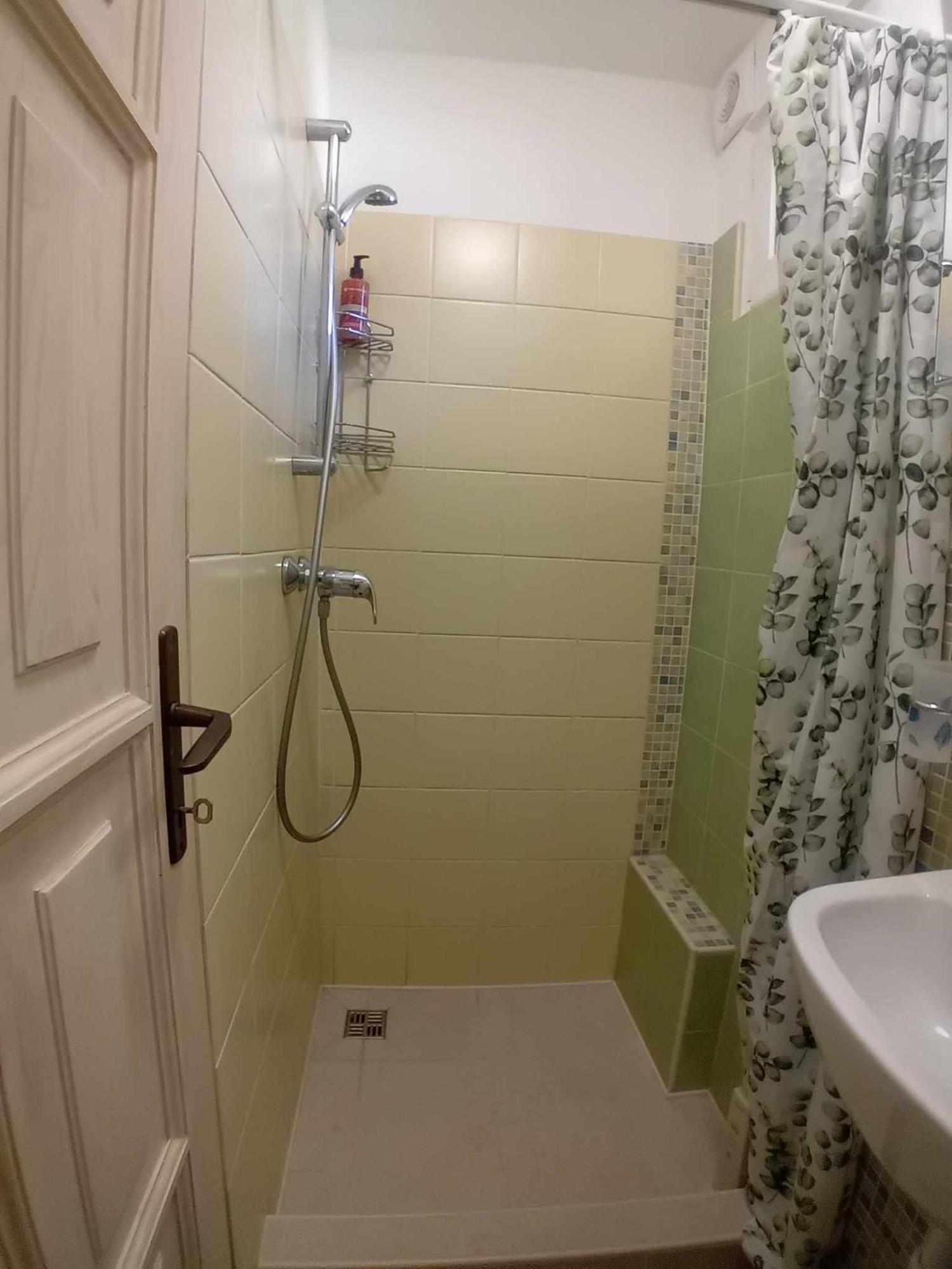 Edi Apartman Вечеш Екстериор снимка
